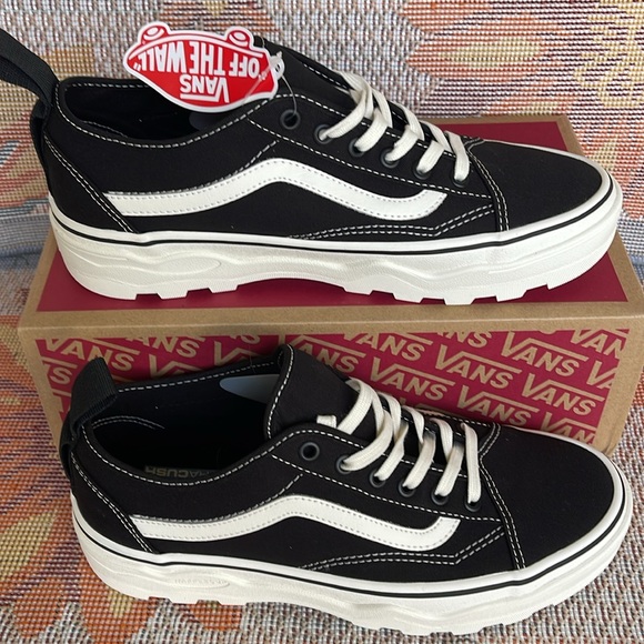 Vans Men’s Sentry Old Skool (Canvas) Black/Marshmallow
VN0A5KR3VQE
Sneakers - Picture 3 of 16